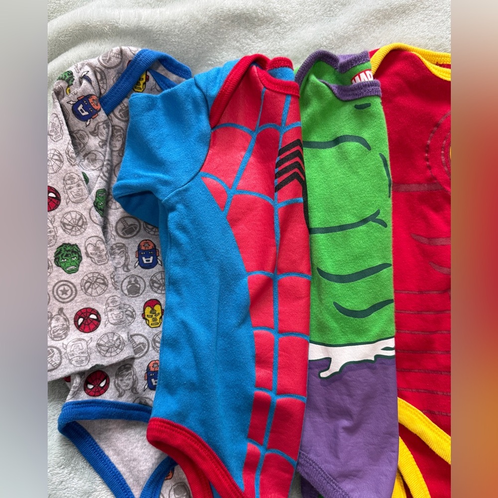 Marvel Super Heroes Baby boy bodysuits Size 6M plus 1 for free (Captain America)